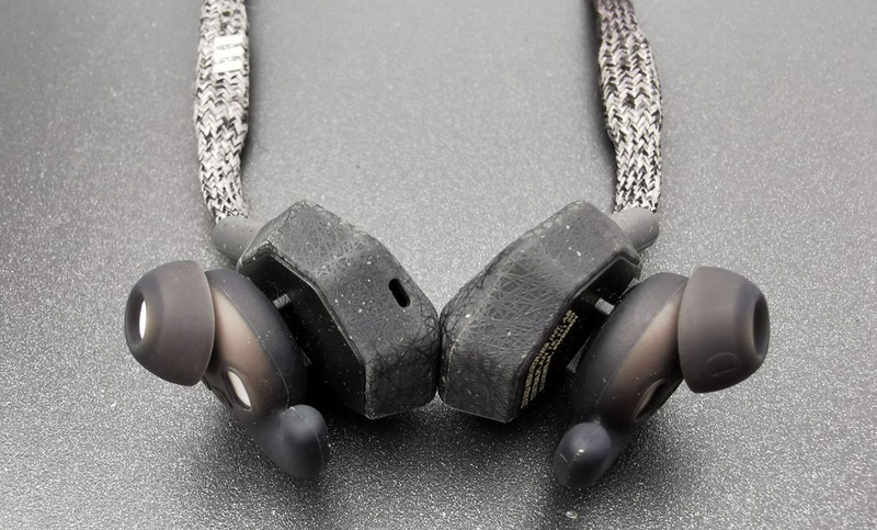 Detalle del acabado anti arañazos de los auriculares